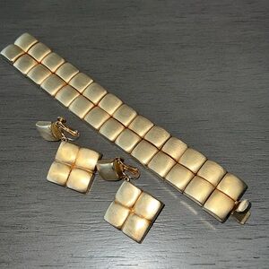 Vendome Gold Tone Chunky Bracelet Screwback Earrings